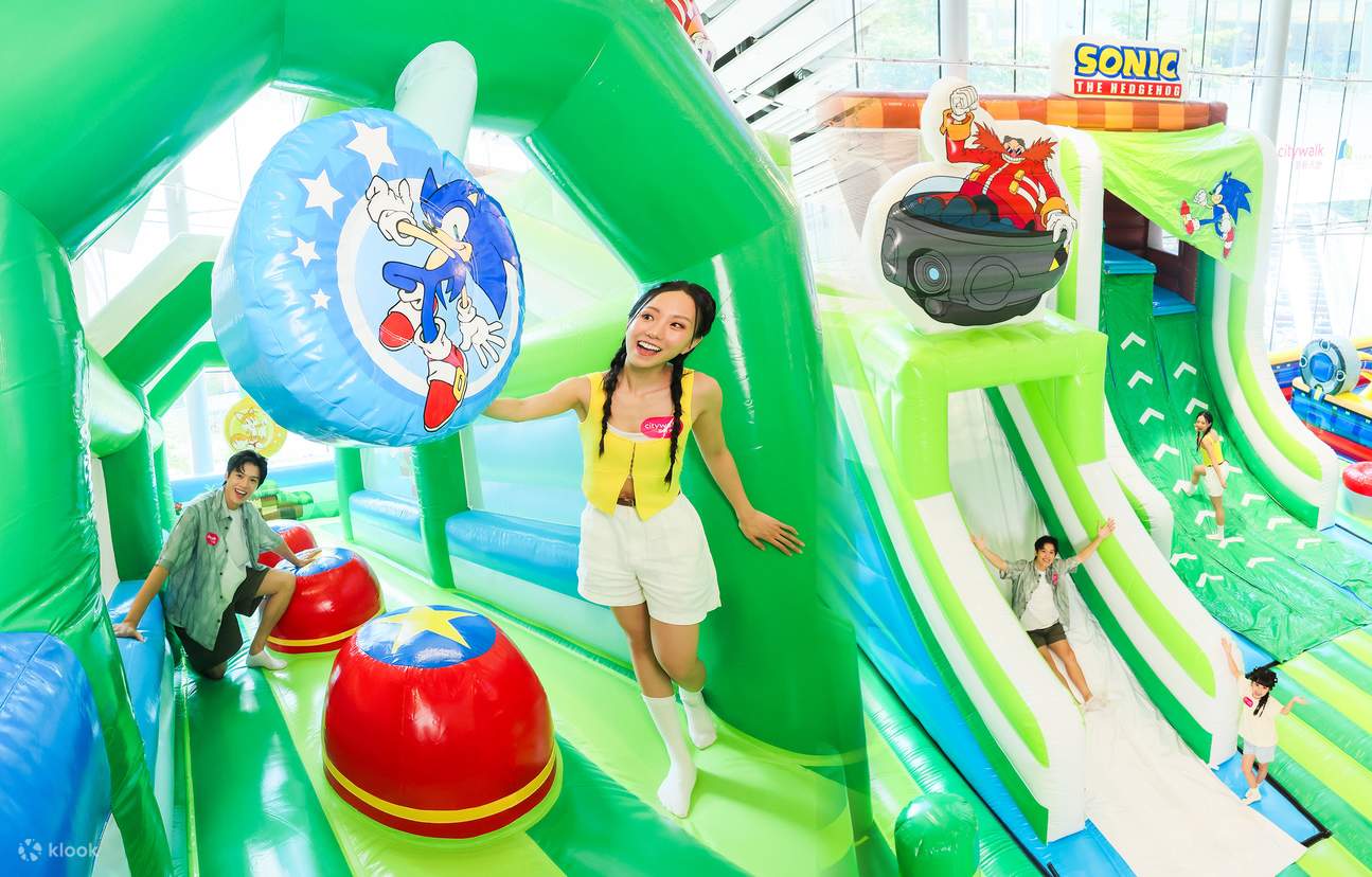 Situé à Citywalk Phase 2, entrez dans la luxuriante Green Hill, rebondissez sur des collines vertes géantes et échappez à la poursuite du Dr. Eggman !